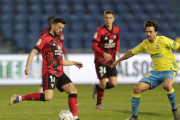 Javi Muñoz golpea un balón en el choque de ayer contra la UD Las Palmas en el estadio Gran Canaria. LA LIGA