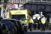 Miembros de los servicios de emergencia acordonan la zona de la estacion de metro Parsons Green en Londres , Reino Unido.-EFE / WILL OLIVER