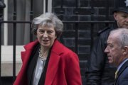 May abandona el número 10 de Downing Street para asistir a una sesión de control en la Cámara de los Comunes, en Londres, el 30 de noviembre.-EFE / WILL OLIVER