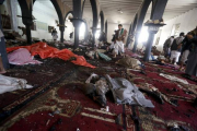 Cuerpos de las víctimas del atentado suicida en una mezquita en Saná.-Foto: REUTERS / Khaled Abdullah