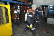 Miembros de los servicios de rescate en la mina de carbó Severnaya.-