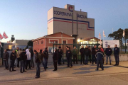 Los trabajadores de los mataderos de Cobur en huelga a primera hora de la mañana de ayer.-ECB