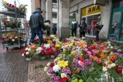 Los puestos de flores de Plaza España vuelven a tener la demanda de hace dos años. TOMÁS ALONSO