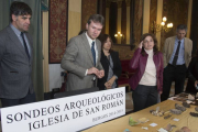 El concejal de Cultura, Fernando Gómez, y el alcalde, Javier Lacalle, atienden a las explicaciones de la arqueóloga Fabiola Monzón.-ICAL