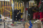 Los bomberos inspeccionan el lugar de la explosión en Oruro.-JUAN KARITA / AP