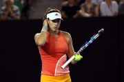 Muguruza se prepara para sacar contra la checa Barbora Strycova.-EFE / DAVID CROSLING