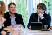 David Bonvehí y Carles Puigdemont, en una reunión del PDECat en Bruselas.-