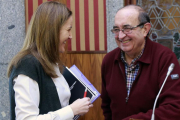 Gema Conde y Antonio Fernández Santos conservan de forma distendida en el transcurso de un Pleno municipal.-RAÚL G. OCHOA