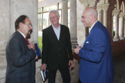 (De i. a dch.) Ángel Guerra y Lars Hursveit charlan con Ricardo Pizarro (gerente de Sodebur) en San Agustín.-R. OCHOA