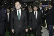 Los presidentes Mariano Rajoy y Carles Puigdemont, en el Salón del Automóvil de Barcelona, el pasado 12 de mayo.-JOAN CORTADELLAS