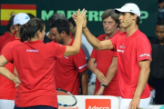 Nadal celebra con la capitana Conchita Martínez el triunfo de Ferrer en la eliminatoria con la India-SAJJAD HUSSAIN / AFP