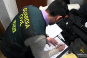 Un agente de la Guardia Civil en pleno trabajo.-EFE