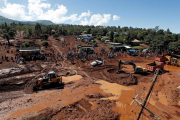 Vista aérea de las labores de rescate en la zona afectada por las inundaciones en Solai.-/ THOMAS MUKOYA (REUTERS)
