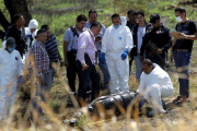 Los nueve cuerpos pertenecen a 18 hombres y una mujer.-AFP