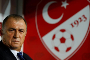 Fatih Terim, conocido como el Emperador, lanza una de sus terribles miradas-REUTERS / MURAD SEZER