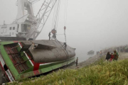 Las autoridades tratando de recuperar el ferry accidentado este domingo en el río Padma en Bangladesh.-Foto:   AP PHOTO / A.M. AHAD