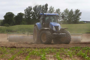 Un agricultor trabaja en la tierra con un tractor agrícola.-RAÚL G. OCHOA