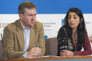 Javier Lacalle y Gloria Bañeres durante la rueda de prensa para presentar el acuerdo de 19 compromisos.-ISRAEL L. MURILLO