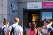 Un grupo de alumnos de la universidad se saludan en la entrada del edificio.-ECB