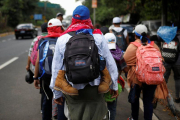 Durante la tarde del domingo, cientos de salvadoreños habían cruzado la frontera hacia Guatemala.-EL PERIÓDICO