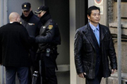 Gao Ping, presunto cabecilla de la trama Emperador, sale de la Audiencia Nacional en diciembre del 2012.-JOSE LUIS ROCA