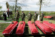 Un soldado custodia los féretros de varios de los soldados del Ejército Rojo muertos durante la Segunda Guerra Mundial.-Foto:   REUTERS / EDUARD KORNIYENKO