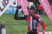 Arsenio González entra triunfador en la meta de Torrelavega.-