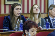 Andrea Ballesteros y Carolina Álvarez, concejalas del PP, defendieron las propuestas de su grupo municipal.