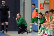Raúl Zamora, entrenador de los arlequinados, en el banquillo. TOMÁS ALONSO