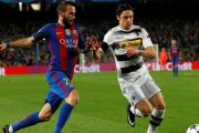 Aleix Vidal corre junto a Schulz en el Barça-Borussia en el Camp Nou.-REUTERS / ALBERT GEA