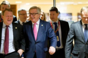 El primer ministro danés, Lard Lokke Rasmussen, (izquierda) es recibido por el presidente de la Comisión Europea, Jean-Claude Juncker, horas antes del inicio de la cumbre europea.-AFP / VIRGINIA MAYO