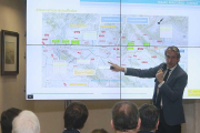 El ministro de Fomento, Íñigo de la Serna, señala un punto del trazado del AVE entre Burgos y Vitoria.-RAÚL G. OCHOA