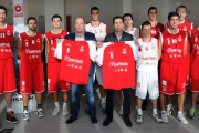 Directiva, patrocinador y la plantilla del equipo de LigaEBA posan con la nueva equipación, ayer.-ISRAEL L. MURILLO