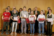 Fernado Rey, en el centro, posa con los alumnos premiados por su trabajo en Matemáticas.-ICAL