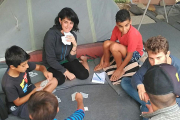 Ana juega a las catas con niños del campamento de refugiados de Suda, Quíos.-ECB