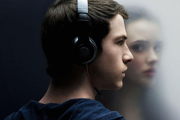 Dylan Minnette y Katherine Langford, en una imagen promocional de la producción de Netflix 'Por 13 razones'.-
