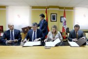 La consejera de Economía y Hacienda, Pilar del Olmo, preside la firma del convenio de adhesión de tres nuevas entidades a la Lanzadera Financiera. Junto a ella, Joaquín Da Silva; Santiago Novoa; y Teófilo Gómez-ICAL