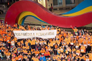 La 'marea naranja' de Pulgares Arriba participó en la última San Silvestre de Miranda.-ECB