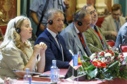 El presidente del Senado, Ander Gil (PSOE), y la senadora Cristina Ayala (PP) en la reunión del Teatro Principal de Burgos con los parlamentarios polacos. ICAL