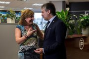 El portavoz del PP en el Senado, Ignacio Cosidó, y la presidenta del PP valenciano, Isabel Boning, este viernes, 10 de agosto, en València. /-EFE / BIEL ALINO
