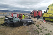El coche accidentado quedó en la mediana que separa los dos sentidos de la circulación.-G. G.