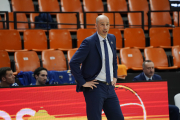 Joan Peñarroya observa las evoluciones del partido. ACB PHOTO
