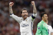 Sergio Ramos celebra el pase del Madrid a las semifinales de la Champions.-AP / DANIEL OCHOA DE OLZA