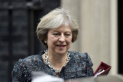 La primera ministra británica, Theresa May, a la salida de Downing Street.-HANNAH MCKAY / REUTERS