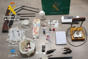 Droga y material incautados al detenido. GUARDIA CIVIL