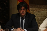 El president de la Generalitat, Carles Puigdemont, durante la reunión del gabinete de crisis-GUIFRE JORDAN