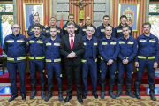 Foto de familia de los nuevos integrantes del servicio municipal de bomberos con el alcalde, Javier Lacalle, ayer en el Salón de Plenos.-RAÚL G. OCHOA