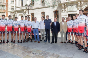 Imagen de los miembros del equipo burgalés junto a los mandatarios de la Diputación.-SANTI OTERO