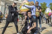 El cantante Manel Navarro y sus músicos, ante la catedral de Santa Sofía, en Kiev (Ucrania).-RTVE
