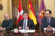 César Rico, acompañado por el vicepresidente, José María Martinez (I), y el presidente de Sodebur, Ángel Guerra (D).-ICAL